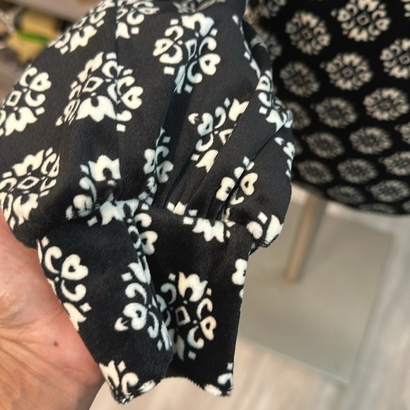 LOFT BLACK WHITE FLORAL TOP SZ XS CAREER EVERYDAY DATE NIGHT SOFT COMFORTABLE - Picture 7 of 10